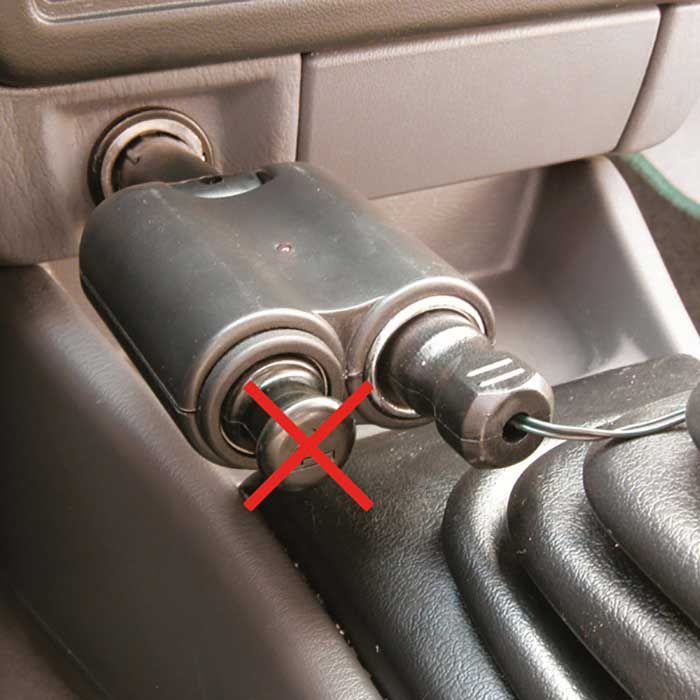 Dobbelt 12V strømudtag med 5A sikring til opladere - Carpoint