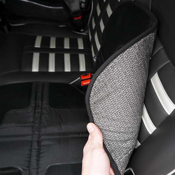 Sædebeskytter til bilstol med lomme og antiskrid - Welldon