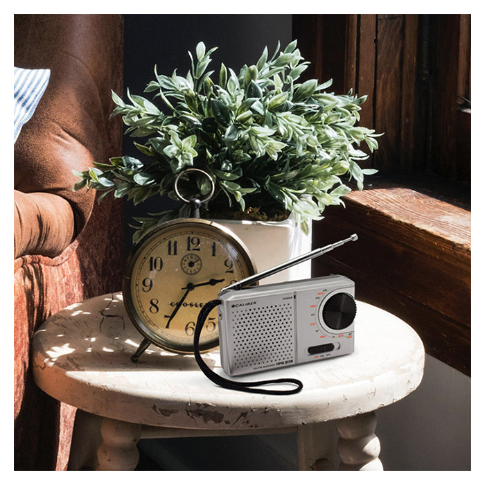 Kompakt bærbar FM/AM-radio med teleskopantenne og hovedtelefonudgang - Caliber