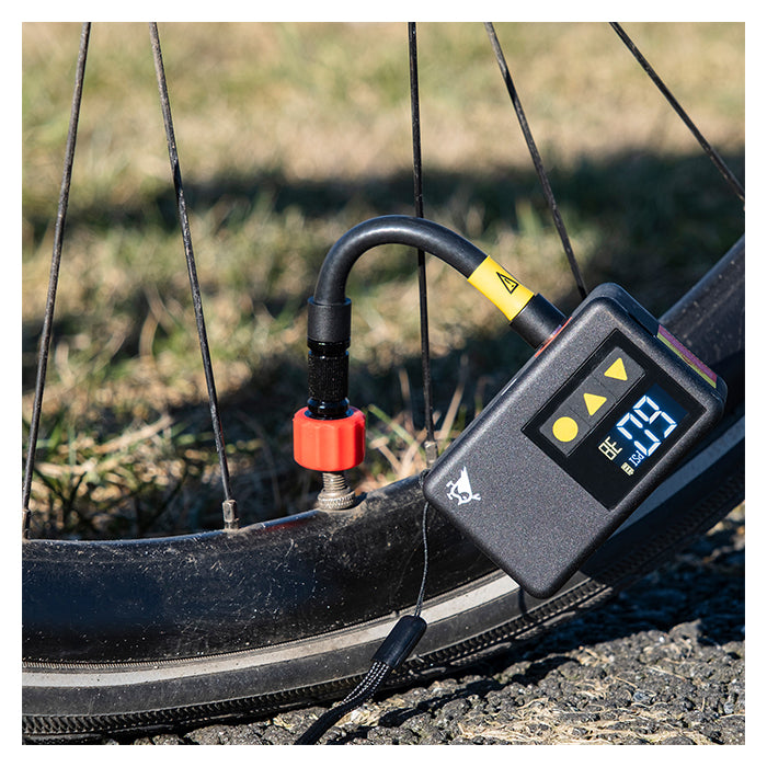 Mini luftpumpe 120 PSI, USB-C, LED, bærbar til cykel & sport - Aqiila