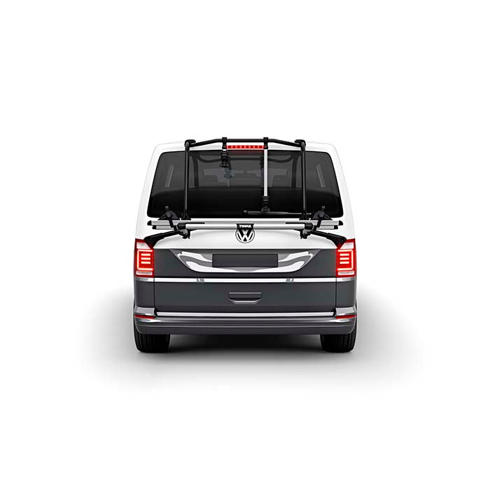 Cykelholder til 2 cykler bagklap VW T6, hævet platform, låsbar - Thule