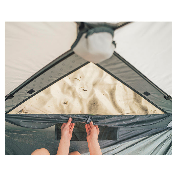 Strandtelt hurtigt opsat med Rapid-pitch Lite, sandfyldte hjørneposer, ventilering - Outwell