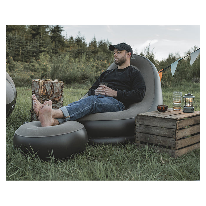 Oppustelig loungestol og puf Maple - brun, velour, 100 kg max belastning - Easy Camp