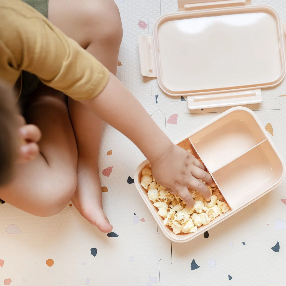 Madkasse med 3 rum lækagesikker, mikroovn- og opvaskesikker – Sand – 3 Sprouts