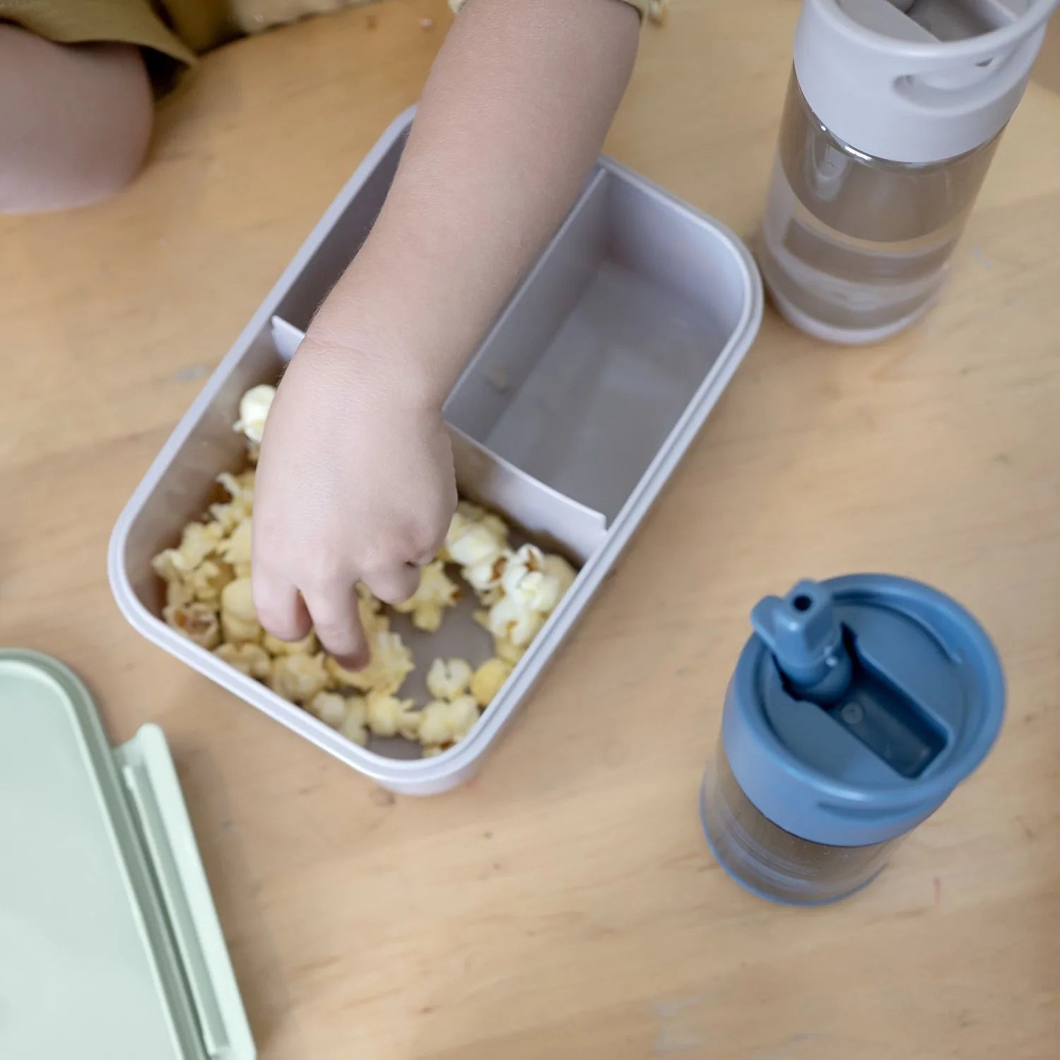 Madkasse opdelt i 3 rum lækagesikker taupe – mikroovn/fryser/opvask – 3 Sprouts