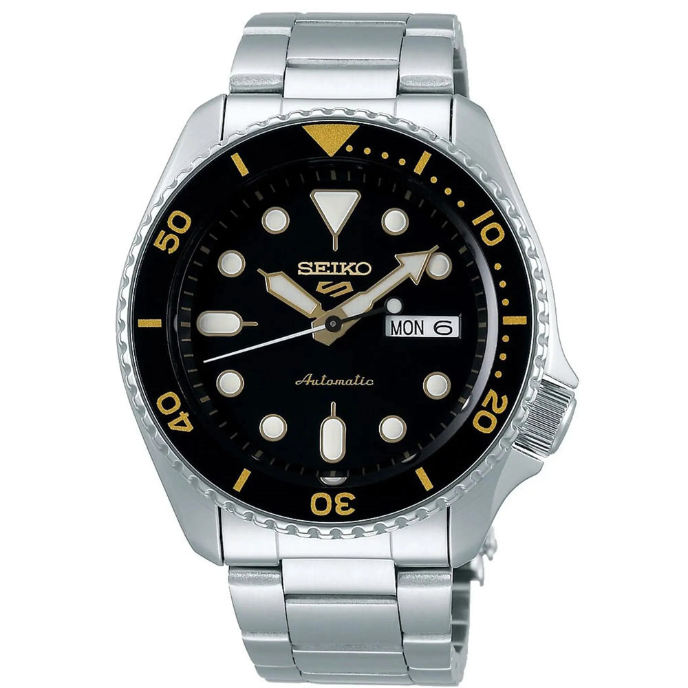 Seiko 5 Sports Automatic herreur med sort skive og sølv lænke i rustfrit stål SRPD57K1