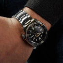 Seiko 5 Sports Automatic herreur med sort skive og sølv lænke i rustfrit stål SRPD57K1