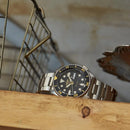 Seiko 5 Sports Automatic herreur med sort skive og sølv lænke i rustfrit stål SRPD57K1