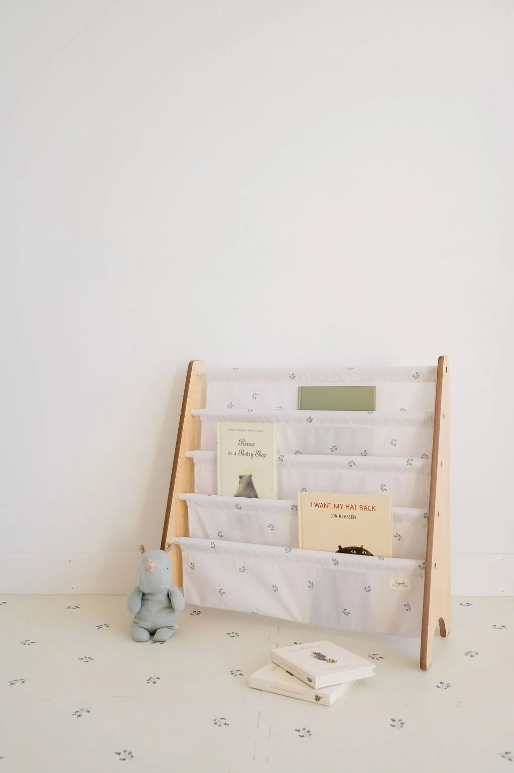 Bogreol Træ – Blåbær elfenben – 3 Sprouts