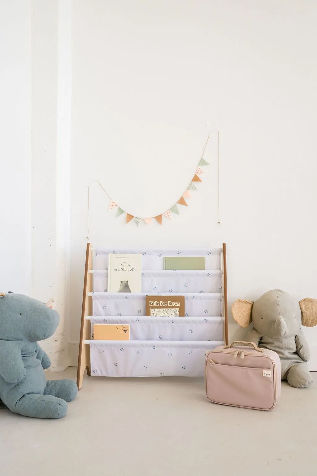 Bogreol Træ – Blåbær mist – 3 Sprouts