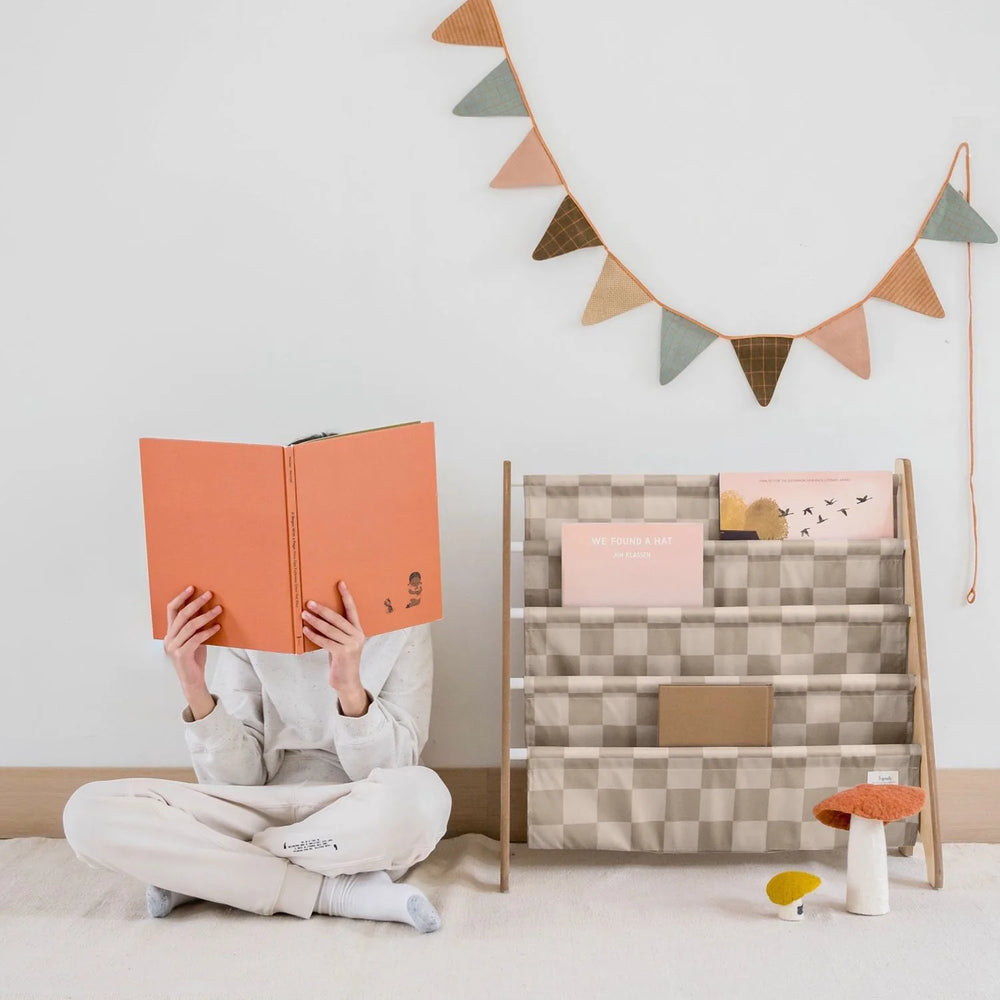 Bogreol Træ – Checkerboard beige – 3 Sprouts