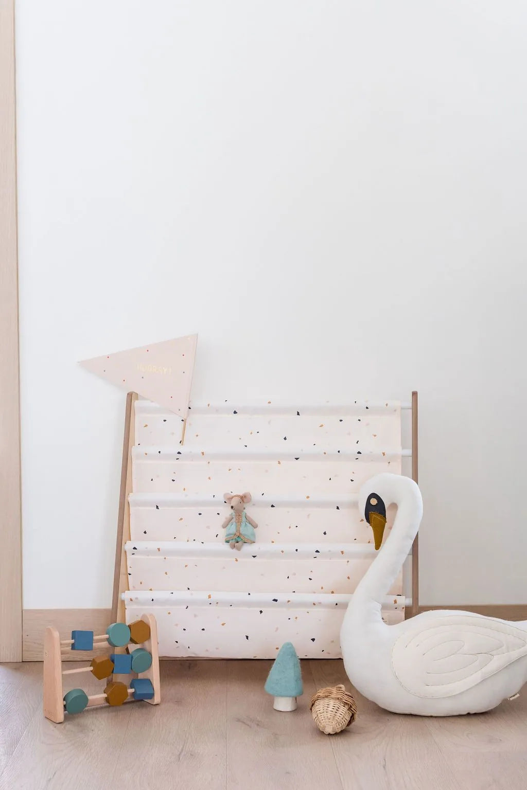 Bogreol Træ – Terrazzo, Creme – 3 Sprouts