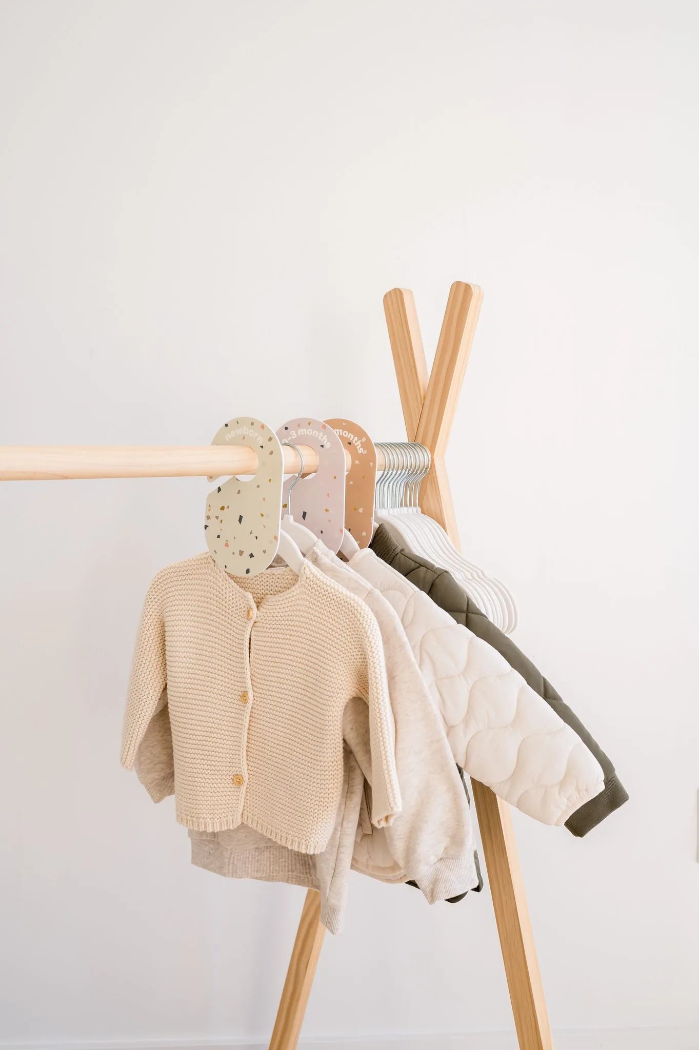 Velourbøjle (15 stk.) og Skabsdeler (8 stk.), Creme – 3 Sprouts