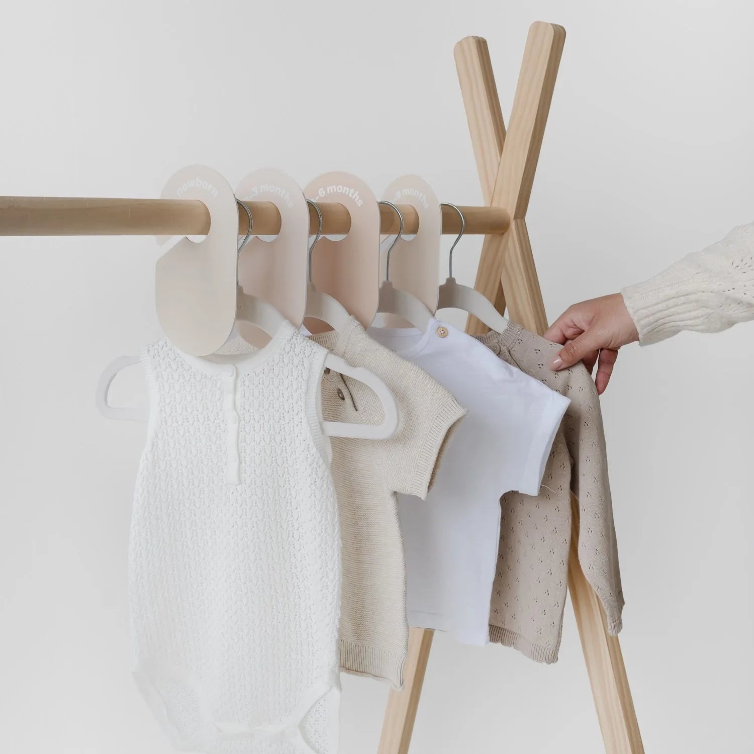 Velourbøjle (15 stk.) og Skabsdeler (8 stk.), Creme neutral – 3 Sprouts