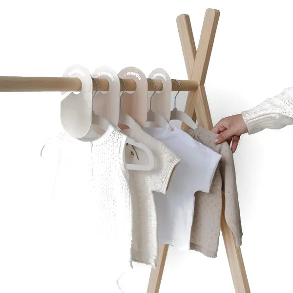 Velourbøjle (15 stk.) og Skabsdeler (8 stk.), Creme neutral – 3 Sprouts