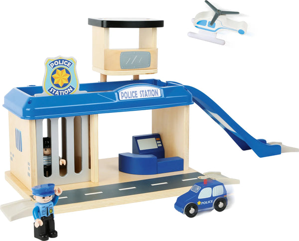 Politistation Med Tilbehør Træ – small foot