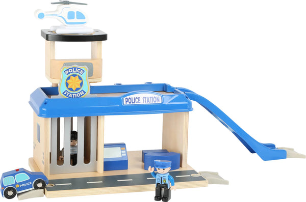 Politistation Med Tilbehør Træ – small foot
