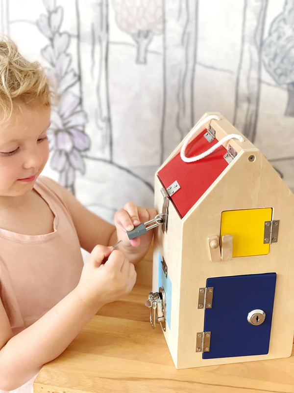 Hus med låse træ - aktivitetslegetøj for børn 3+ år – small foot