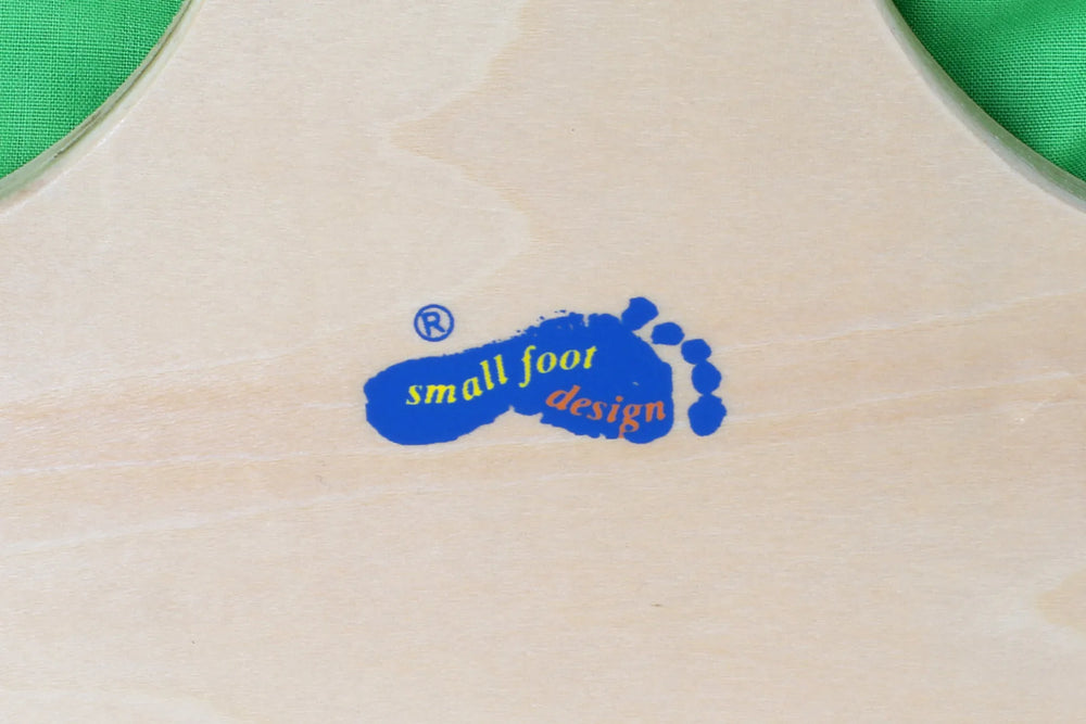 Sansekasse med huller til følesans og lyd, træ 40x25x31 cm – small foot