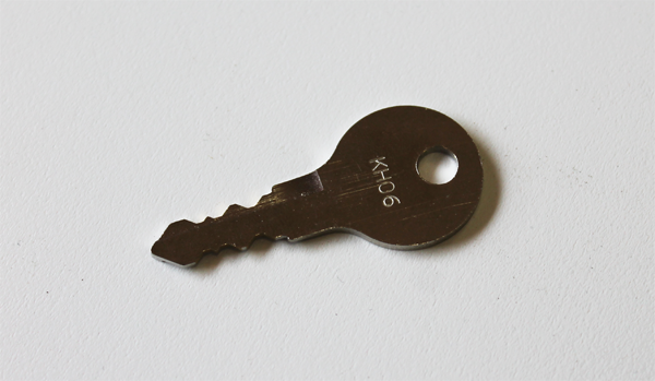BUZZ KEY NR KH08 NØGLE VED TRÆKLÅS