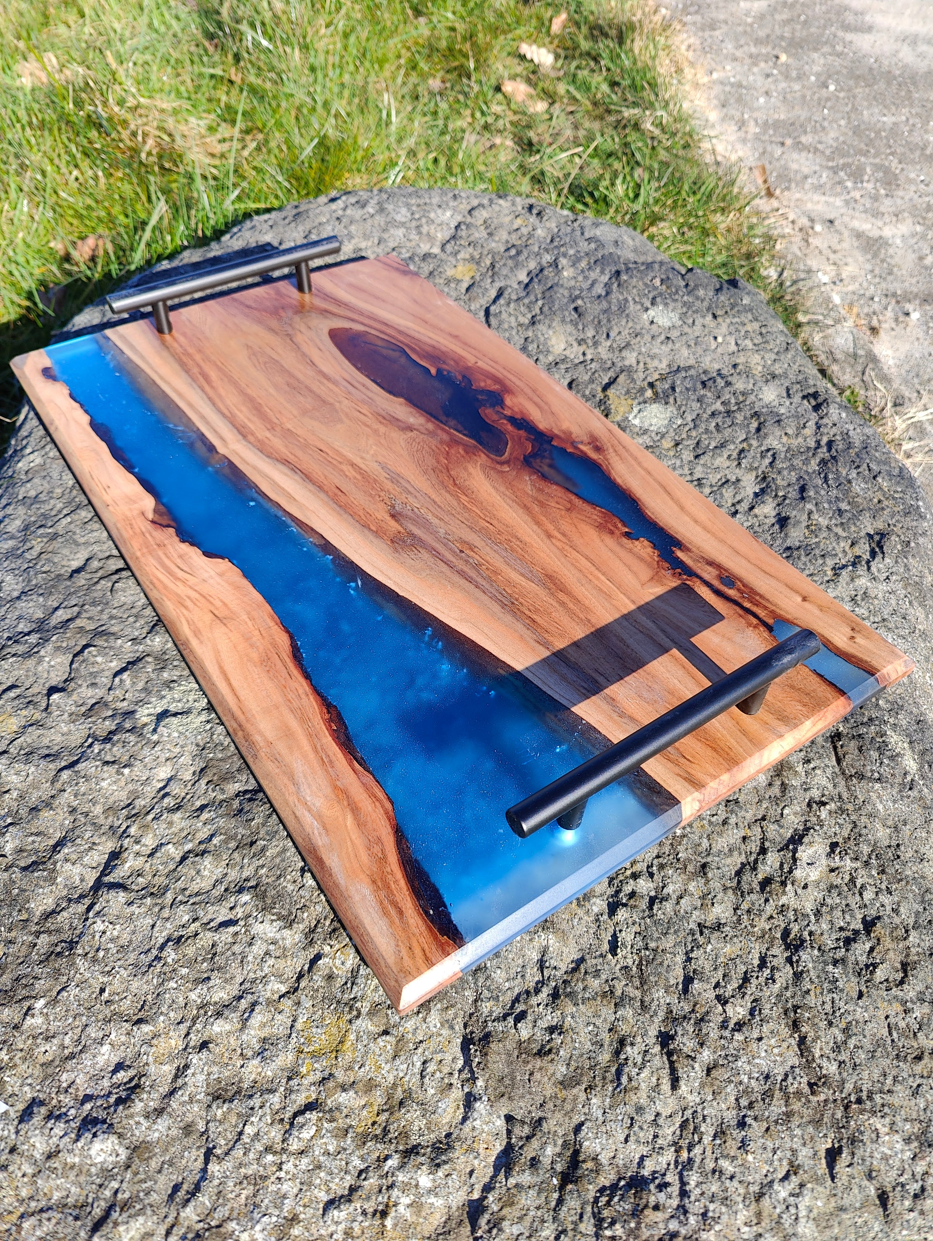 Serveringsfad med epoxy – Unikt håndværk - Ring 20602829