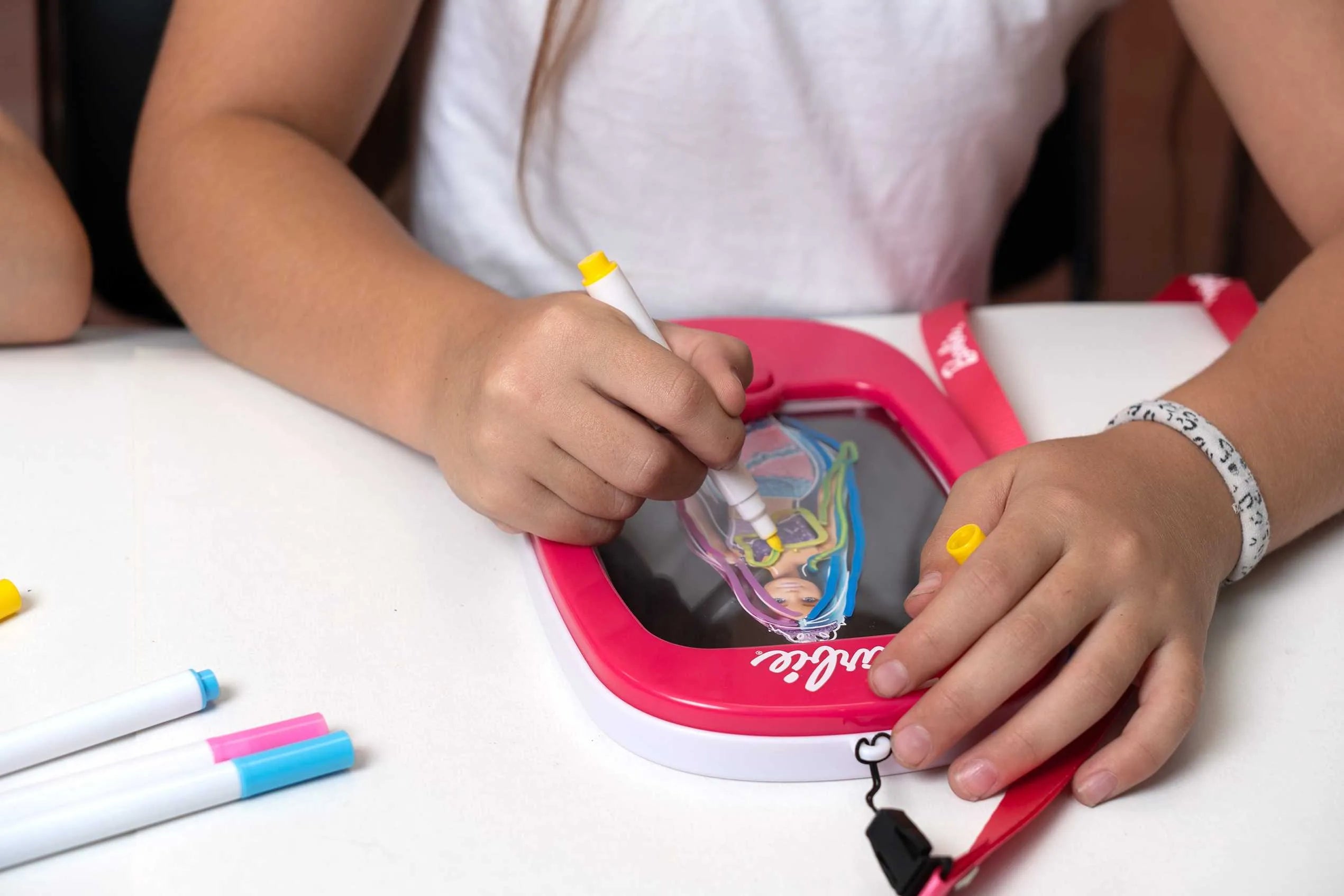 Bærbar selvlysende tegneplade til børn med skabeloner og tusser – Barbie