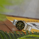Seiko 5 Sports Automatic herreur med sort skive og sølv lænke i rustfrit stål SRPD57K1