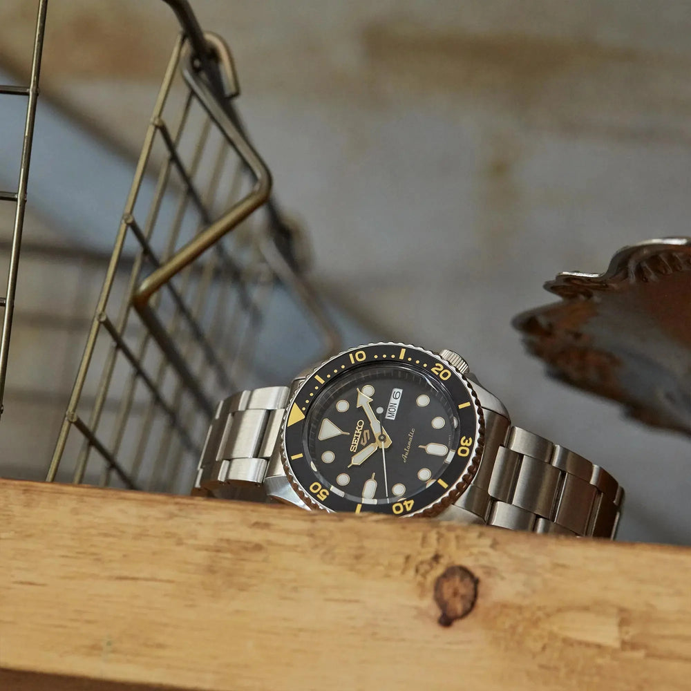 Seiko 5 Sports Automatic herreur med sort skive og sølv lænke i rustfrit stål SRPD57K1