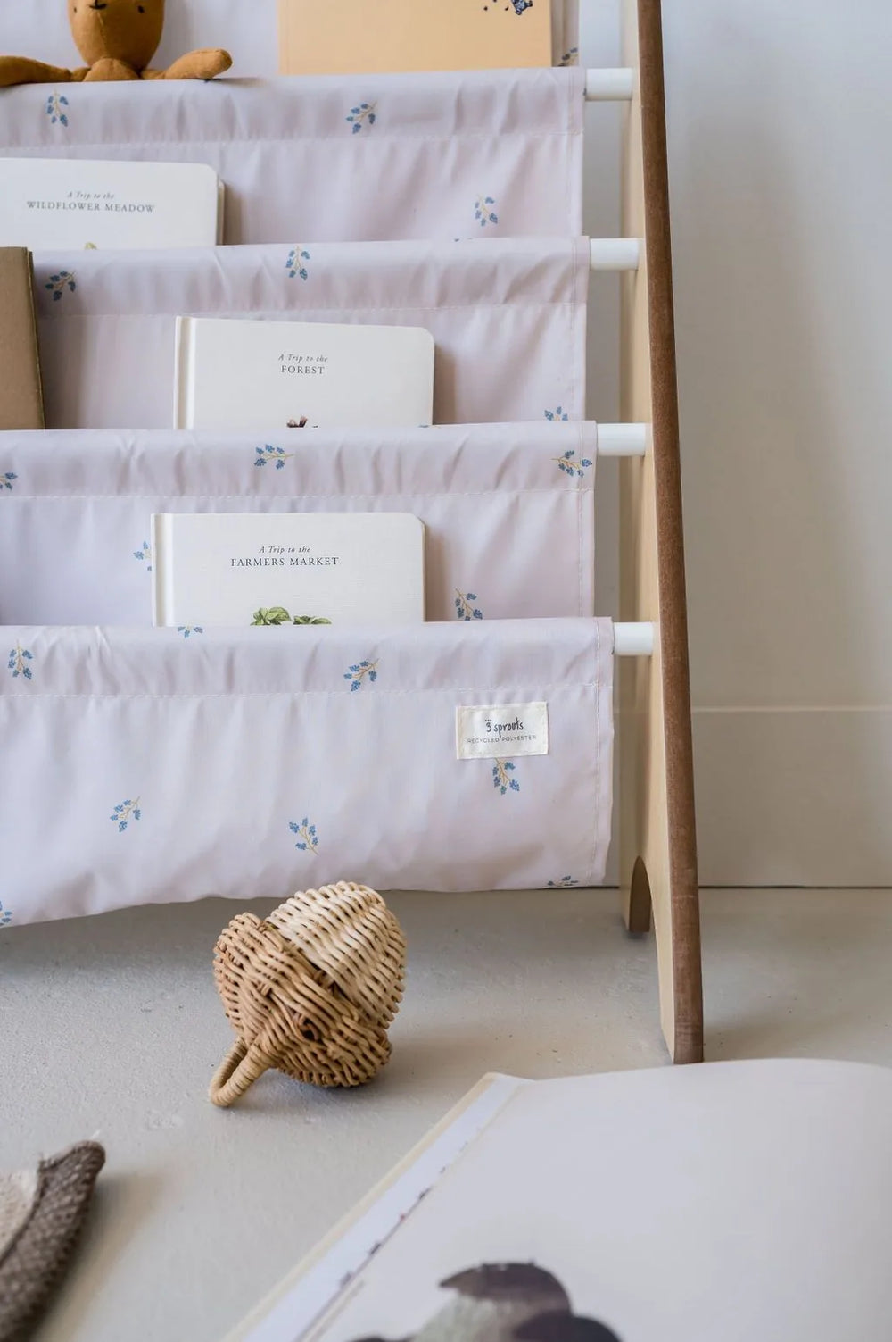 Bogreol Træ – Blåbær taupe – 3 Sprouts