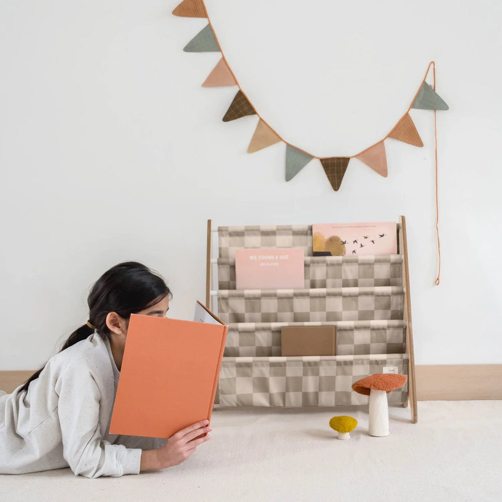 Bogreol Træ – Checkerboard beige – 3 Sprouts