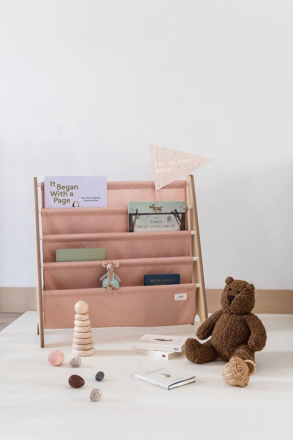 Bogreol i børnehøjde 61x62x25 cm – lerfarvet MDF med jernramme – 3 Sprouts