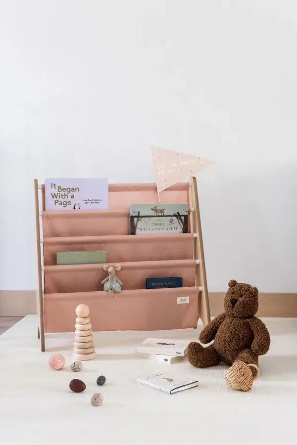 Bogreol i børnehøjde 61x62x25 cm – lerfarvet MDF med jernramme – 3 Sprouts