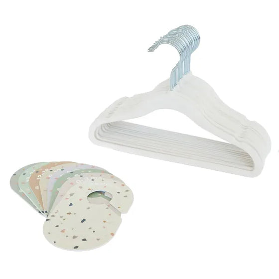 Velourbøjle (15 stk.) og Skabsdeler (8 stk.), Creme – 3 Sprouts
