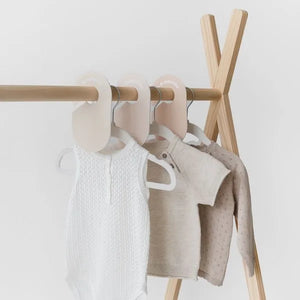 Velourbøjle (15 stk.) og Skabsdeler (8 stk.), Creme neutral – 3 Sprouts
