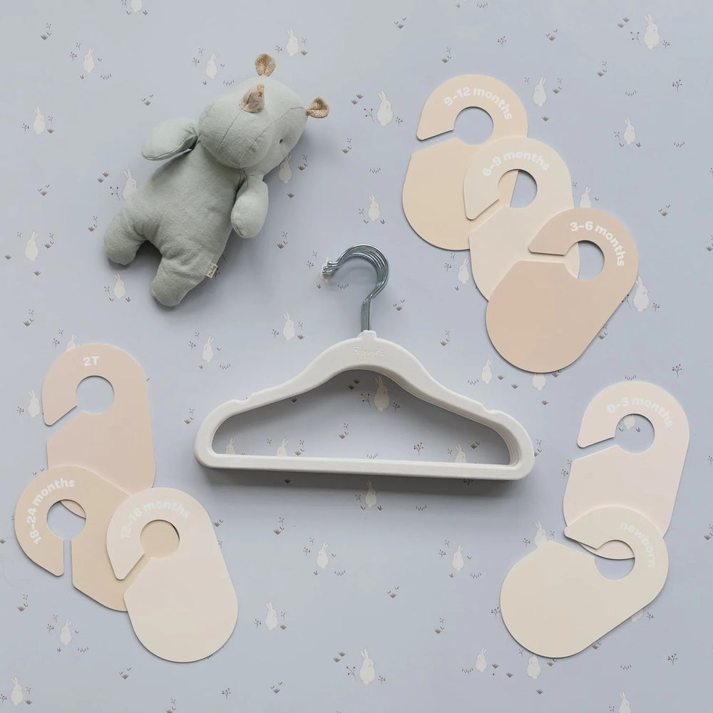 Velourbøjle (15 stk.) og Skabsdeler (8 stk.), Creme neutral – 3 Sprouts