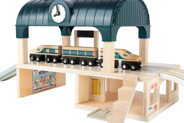 To-etagers træ togstation med tilbehør og kompatible skinner – small foot