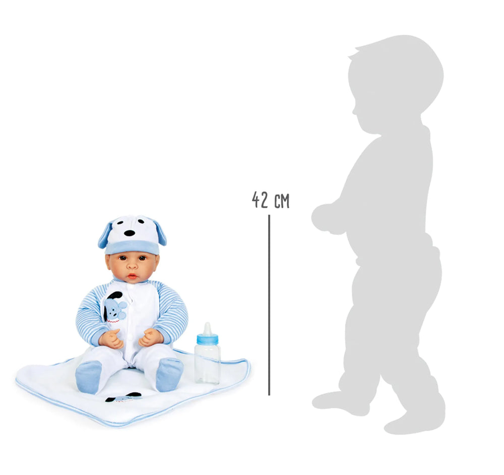 Babydukke Benno 43 cm med tøj, tæppe og sut – small foot