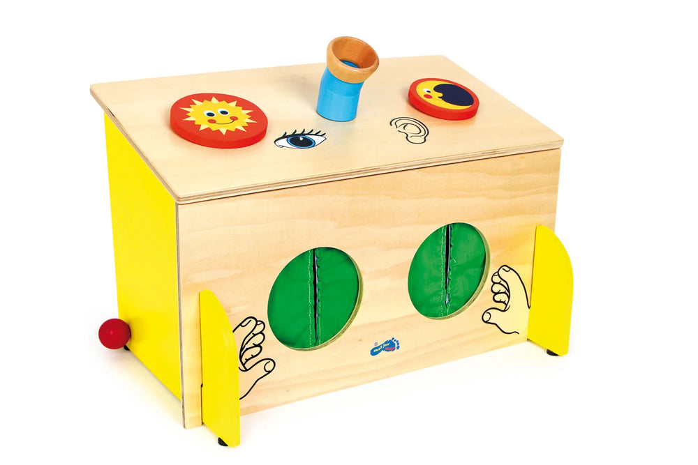 Sansekasse med huller til følesans og lyd, træ 40x25x31 cm – small foot